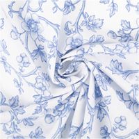 Baumwollperkal Elisabeth mit zarten Blumenranken, Blüten und Beeren in Blau auf weißem Grund – romantisch, zeitlos und im klassischen Toile-Stil. Breite: 1,50 m. Ideal für Kleider und Heimtextiles - kunstvoll eingedreht in Falten