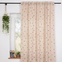 Vorhang Leinenlook Punkte natur rosa grün mit Smok-Schlaufenband Polka-Dot-Vorhang in Beige- und Pastelltönen, haengend vor einem Fenster mit Pflanzen.