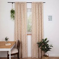 Vorhang Leinenlook Punkte natur rosa grün mit Smok-Schlaufenband Beigefarbener Vorhang mit buntem Punktmuster, haengend vor einem Fenster.