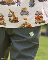 Baumwollwebware Uppsala von Swafing mit Fuchs, Bär und Dachs als Mechaniker, Baggern, Autos und Schrottteilen auf ecruem Grund – detailreich und charmant. Breite: 1,47 m - als Oberteil genäht