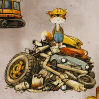 Detailansicht des Baumwollstoffes, die einen niedlichen Fuchs im Blaumann und Bauhelm zeigt, welcher stolz auf einem Haufen aus alten, gestapelten Autos und Reifen steht.