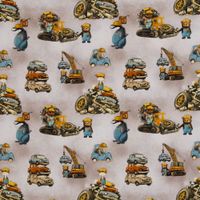 Flach ausgebreitete Nahaufnahme der Swafing Baumwollwebware Uppsala mit einem gemusterten All-over-Design aus Tierfiguren und Fahrzeugen auf einem Schrottplatz mit braunem Grund.