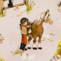 Baumwollwebware Uppsala von Swafing mit Mädchen, Ponys, Hühnern und Katze auf hellbeigem Grund – zart, nostalgisch illustriert und bezaubernd charmant. Breite: 1,47 m. Ideal für Kinderprojekte - Detailaufnahme