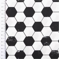 Baumwollwebware von Swafing mit großem, grafischem Fußball-Hexagonmuster in Schwarz-Weiß – bold, sportlich und ausdrucksstark. Breite: 1,47 m. Ideal für Kinder- und Sportprojekte - mit Massband