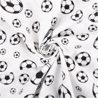 Baumwollwebware von Swafing mit schwarz-weißen Fußbällen in verschiedenen Größen auf weißem Grund – sportlich, klar und zeitlos. Breite: 1,47 m. Ideal für Kinder- und Sportprojekte - kunstvoll eingedreht in Falten