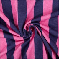 Viskose-Slub-Jersey „Happy Stripes" by Cherry Picking von Swafing, 1,60 m breit, mit gleichmäßigen breiten Längsstreifen in Pink und Dunkelblau – weich, fließend und ein klassischer Farb-Duo-Look - kunstvoll eingedreht in Falten