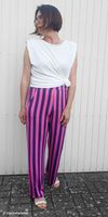 Viskose-Slub-Jersey „Happy Stripes" by Cherry Picking von Swafing, 1,60 m breit, mit gleichmäßigen breiten Längsstreifen in Pink und Dunkelblau – weich, fließend und ein klassischer Farb-Duo-Look - als Hose praesentiert
