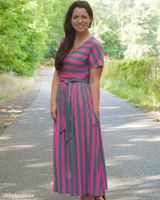 Viskose-Slub-Jersey „Happy Stripes" by Cherry Picking von Swafing, 1,60 m breit, mit gleichmäßigen breiten Längsstreifen in Pink und Petrolgrün – weich, fließend und ein frischer Farb-Duo-Look - als Maxikleid mit Bindegürtel praesentiert