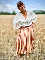 95049-Viskose-Stoff-Slub-Jersey-Happy-Stripes-by-Cherry-Picking-kupfer-beige-von-Swafing-1-60m-Breite-Koten-und-Konsorten-HappyStripes-713170-7.jpg Viskose-Slub-Jersey „Happy Stripes" by Cherry Picking von Swafing, 1,60 m breit, mit gleichmäßigen breiten Längsstreifen in Kupfer und Beige – weich, fließend und zeitlos für Mode und Oberteile - als Hose praesentiert