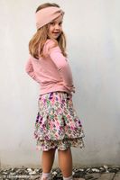 EViskose-Webware „In Full Bloom" by Emjo-Design von Swafing, 1,50 m breit, in Natur mit botanischem Allover-Muster aus Blüten, Blättern und Beeren in Lila, Pink, Grün und Blau – fröhlich und feminin - als Langarmbluse