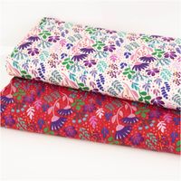 Viskose-Webware „In Full Bloom" by Emjo-Design von Swafing, 1,50 m breit, in Natur mit botanischem Allover-Muster aus Blüten, Blättern und Beeren in Lila, Pink, Grün und Blau – fröhlich und feminin - in Szene gesetzt