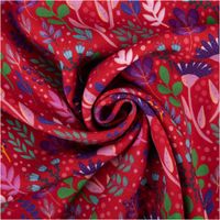 Viskose-Webware „In Full Bloom" by Emjo-Design von Swafing, 1,50 m breit, in Rot mit botanischem Allover-Muster aus Blüten, Blättern und Beeren in Lila, Mint, Grün und Blau – ausdrucksstark und feminin - kunstvoll eingedreht in Falten