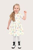 95083-Baumwollstoff-Popeline-Stoff-Blumen-Graeser-wollweiss-blau-1-45m-Breite-25639-051-6.jpg Baumwollpopeline mit locker gestreuten Schleifen in Mint, Grün, Lila, Rosa und Apricot auf wollweißem Grund – luftig, verspielt und feminin. Breite: 1,45 m. Ideal für Kleider und Nähprojekte - als Kinderkleid praesentiert