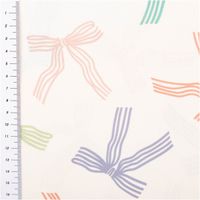 95083-Baumwollstoff-Popeline-Stoff-Schleifen-wollweiss-bunt-1-45m-Breite-IMG-6218.jpg Baumwollpopeline mit locker gestreuten Schleifen in Mint, Grün, Lila, Rosa und Apricot auf wollweißem Grund – luftig, verspielt und feminin. Breite: 1,45 m. Ideal für Kleider und Nähprojekte - mit Massband