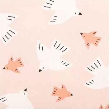 Baumwollpopeline mit grafisch-schlichten fliegenden Vögeln in Weiß und Apricot auf zartem Rosé – luftig, minimalistisch und charmant. Breite: 1,45 m. Ideal für Kleider, Blusen und Nähprojekte - Nahaufnahme
