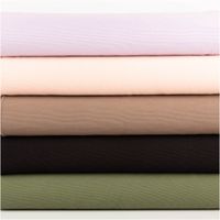 Rippjersey Ottoman in sattem Schwarz – uni, mit feiner, horizontal verlaufender Rippenstruktur, elastisch und weich. Als Rolle aufgewickelt präsentiert. Breite: 1,50 m. Ideal für Tops, Kleider und Jerseymode - in Szene gesetzt