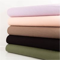 Rippjersey Ottoman in sattem Schwarz – uni, mit feiner, horizontal verlaufender Rippenstruktur, elastisch und weich. Als Rolle aufgewickelt präsentiert. Breite: 1,50 m. Ideal für Tops, Kleider und Jerseymode - mit weiteren Stoffen praesentiert