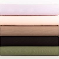 Rippjersey Ottoman in sattem Tannengrün – uni, mit feiner, horizontal verlaufender Rippenstruktur, elastisch und weich. Als Rolle aufgewickelt präsentiert. Breite: 1,50 m. Ideal für Tops, Kleider und Jerseymode - in Szene gesetzt