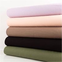 Rippjersey Ottoman in sattem Tannengrün – uni, mit feiner, horizontal verlaufender Rippenstruktur, elastisch und weich. Als Rolle aufgewickelt präsentiert. Breite: 1,50 m. Ideal für Tops, Kleider und Jerseymode - mit weiteren Stoffen praesentiert