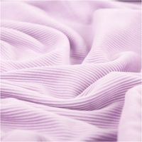 Rippjersey Ottoman in zartem Lila – uni, mit feiner Rippenstruktur auf der Oberseite und glatter Rückseite, elastisch und weich. Als Rolle aufgewickelt präsentiert. Breite: 1,50 m. Ideal für Tops und Jerseymode - stilvoll drapiert