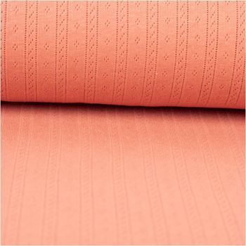 Strickstoff Ajour Pointelle aus Baumwolle in warmem Koralle – mit feinem Lochmuster und vertikalen Streifen, elastisch und weich. Als Rolle aufgewickelt präsentiert. Breite: 145 cm. Ideal für Tops und Sommerprojekte - ausgerollt und glatt liegend