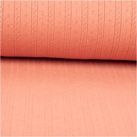Strickstoff Ajour Pointelle aus Baumwolle in warmem Koralle – mit feinem Lochmuster und vertikalen Streifen, elastisch und weich. Als Rolle aufgewickelt präsentiert. Breite: 145 cm. Ideal für Tops und Sommerprojekte - ausgerollt und glatt liegend