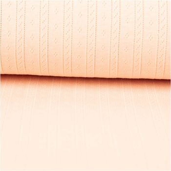 Strickstoff Ajour Pointelle aus Baumwolle in zartem Lachs – mit feinem Lochmuster und vertikalen Streifen, elastisch und weich. Als Rolle aufgewickelt präsentiert. Breite: 145 cm. Ideal für Tops und Sommerprojekte - ausgerollt und glatt liegend