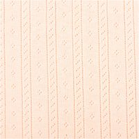 Strickstoff Ajour Pointelle aus Baumwolle in zartem Lachs – mit feinem Lochmuster und vertikalen Streifen, elastisch und weich. Als Rolle aufgewickelt präsentiert. Breite: 145 cm. Ideal für Tops und Sommerprojekte - Nahaufnahme