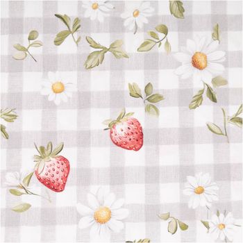 Baumwollpopeline mit Erdbeeren, weißen Margeriten und grünen Blättchen auf grau-weißem Vichy-Karomuster – romantisch, landhaus-charmant und sommerlich frisch. Breite: 1,40 m. Ideal für Nähprojekte - Nahaufnahme