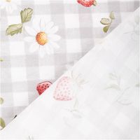 95095-Baumwollstoff-Popeline-Stoff-Erdbeeren-Karos-Blumen-grau-rot-1-40m-Breite-IMG-6129.jpg Baumwollpopeline mit Erdbeeren, weißen Margeriten und grünen Blättchen auf grau-weißem Vichy-Karomuster – romantisch, landhaus-charmant und sommerlich frisch. Breite: 1,40 m. Ideal für Nähprojekte - mit Rueckseite