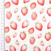 Baumwollpopeline mit aquarellartig illustrierten Erdbeeren in verschiedenen Größen und Rottönen mit grünen Blättchen auf weißem Grund – zart, frisch und sommerlich. Breite: 1,40 m. Ideal für Nähprojekte - mit Massband
