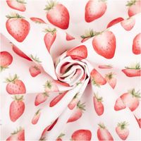 Baumwollpopeline mit aquarellartig illustrierten Erdbeeren in verschiedenen Größen und Rottönen mit grünen Blättchen auf weißem Grund – zart, frisch und sommerlich. Breite: 1,40 m. Ideal für Nähprojekte - kunstvoll eingedreht in Falten