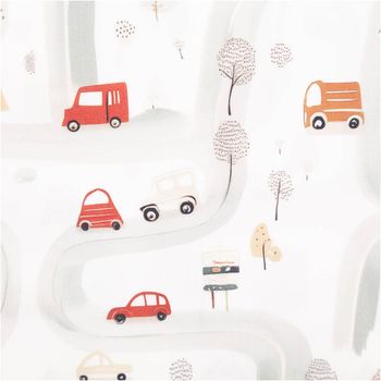 Baumwollpopeline mit niedlichen Autos und Lastwagen in Rot und Orange auf geschwungenen Straßen mit Bäumen und Schildern auf wollweißem Grund – verspielt und charmant. Breite: 1,40 m. Ideal für Kinderprojekte - Nahaufnahme