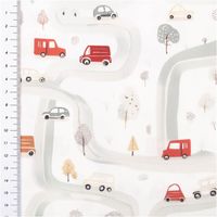 Baumwollpopeline mit niedlichen Autos und Lastwagen in Rot und Orange auf geschwungenen Straßen mit Bäumen und Schildern auf wollweißem Grund – verspielt und charmant. Breite: 1,40 m. Ideal für Kinderprojekte - mit Massband