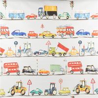 Dekostoff mit lebhaftem Aquarell-Fahrzeugmuster auf Weiß – Autos, LKW, NYC-Taxi, Feuerwehr, Traktor & Verkehrsschilder in Rot, Blau, Gelb und Grün. Ideal für Kinderzimmer. 137 cm breit - Vollansicht