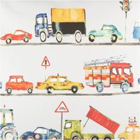 Dekostoff mit lebhaftem Aquarell-Fahrzeugmuster auf Weiß – Autos, LKW, NYC-Taxi, Feuerwehr, Traktor & Verkehrsschilder in Rot, Blau, Gelb und Grün. Ideal für Kinderzimmer. 137 cm breit - Nahaufnahme