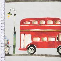Dekostoff mit lebhaftem Aquarell-Fahrzeugmuster auf Weiß – Autos, LKW, NYC-Taxi, Feuerwehr, Traktor & Verkehrsschilder in Rot, Blau, Gelb und Grün. Ideal für Kinderzimmer. 137 cm breit - Detailaufnahme mit Massband