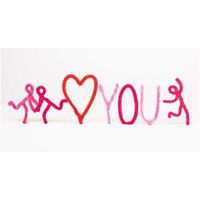 Aus roten und pinken Chenilledrähten geformter Schriftzug I Love You mit Figuren und Herzmotiv