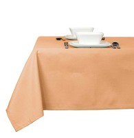 95132-Outdoor-Mitteldecke-Struktur-uni-orange-wasserabweisend-85x85cm-Screenshot-2026-06-13-110509.png Outdoor Mitteldecke in Orange mit feiner Strukturoptik auf gedecktem Tisch