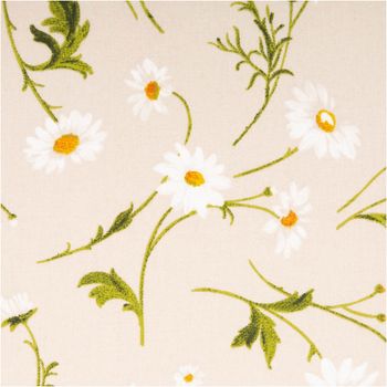 Baumwollstoff mit zartem Margeriten-Muster auf sandfarbenem Grund – weiße Blüten mit goldgelbem Herz an geschwungenen grünen Stielen und Blättern. Frisch & botanisch. 160 cm breit - Nahaufnahme