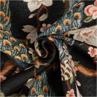 Jacquard-Gobelin mit prachtvollem Pfauenmotiv auf schwarzem Grund – detailreiche Pfauen in Petrol und Gold zwischen weißen und rosafarbenen Kirschblüten an braunen Ästen. 140 cm breit - kunstvoll eingedreht in Falten