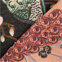 Jacquard-Gobelin mit prachtvollem Pfauenmotiv auf schwarzem Grund – detailreiche Pfauen in Petrol und Gold zwischen weißen und rosafarbenen Kirschblüten an braunen Ästen. 140 cm breit - mit Rueckseite
