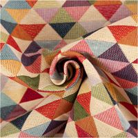 Jacquard-Gobelin mit großflächigem Dreiecksmuster in Rot, Petrol, Gelb, Grün und Schwarz auf hellem Grund – geometrisch, farbenfroh und markant gewebt. Ideal für Kissen & Polster. 140 cm breit - kunstvoll eingedreht in Falten