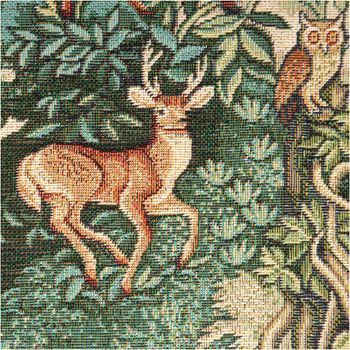 Jacquard-Gobelin mit detailreichem Waldmotiv – stolzer Hirsch und Eule in sattem Grün, Terrakotta und Creme, umrahmt von üppigem Blattwerk. Edel & naturverbunden. Ideal für Kissen & Polster. 140 cm breit - Nahaufnahme