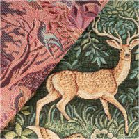 Jacquard-Gobelin mit detailreichem Waldmotiv – stolzer Hirsch und Eule in sattem Grün, Terrakotta und Creme, umrahmt von üppigem Blattwerk. Edel & naturverbunden. Ideal für Kissen & Polster. 140 cm breit - mit Rueckseite