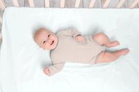 Garngefärbter Baumwolljersey mit feinen Querstreifen in zartem Lachsrosa und Weiß – gleichmäßig und weich, mit angenehmer Elastizität. Ideal für Shirts, Unterwäsche & Babymode. 150 cm breit - in Szene gesetzt