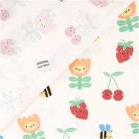 95159-Baumwollstoff-Popeline-Stoff-Fruechte-Blumen-Bienen-wollweiss-bunt-1-45m-Breite-IMG-6776.jpg Baumwoll-Popeline auf wollweißem Grund mit niedlichen Kawaii-Motiven – lächelnde Erdbeeren, Kirschen, Bienen und Tulpenblüten in Rot, Orange, Gelb und Grün. Ideal für Kindermode. 145 cm breit - mit Rueckseite
