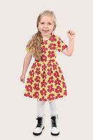 Baumwoll-Popeline auf sonnigem Gelb mit großflächigem Retro-Blütenmuster – oversized Blumen in sattem Dunkelrot mit orangegelbem Zentrum und weißer Kontur. Grafisch & ausdrucksstark. 145 cm breit - als Kinderkleid praesentiert