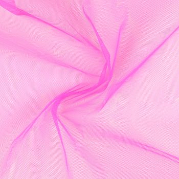 Tüll Stoff Meterware in kräftigem Pink mit transparenter, feiner Strukturm gedeht drapiert