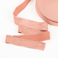 YKK elastisches Falzband / Falzgummi 20mm gelbbraun (20-m-Box) Flaches, elastisches Band in Altrosa, aufgerollt und ausgebreitet sichtbar.